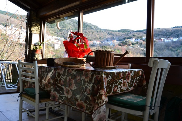Veranda con grande tavolo e ampie vetrate - Chalet Su Foxile